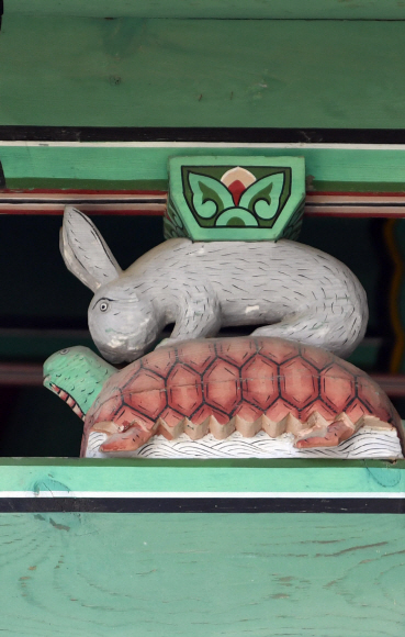 광한루 동자 기둥에 새겨진 토끼와 거북이. 이 같은 동물 모양의 장식들이 방문객들에게 보는 재미를 선사한다. 박지환 기자 popocar@seoul.co.kr