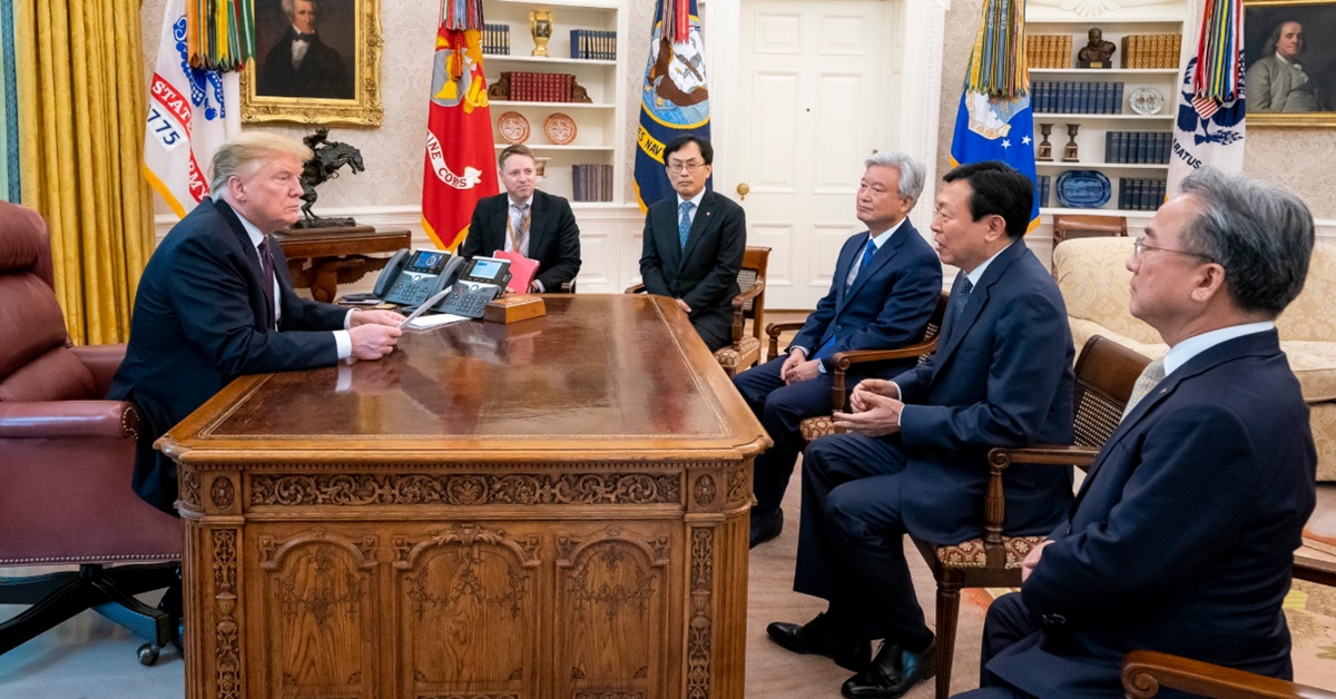 도널드 트럼프(왼쪽 첫 번째) 미국 대통령이 13일(현지시간) 백악관 집무실에서 신동빈(오른쪽 두 번째) 롯데그룹 회장과 면담을 하고 있다. 조윤제(신 회장 왼쪽) 주미대사도 자리에 함께 했다. 트럼프 대통령 트위터 캡처
