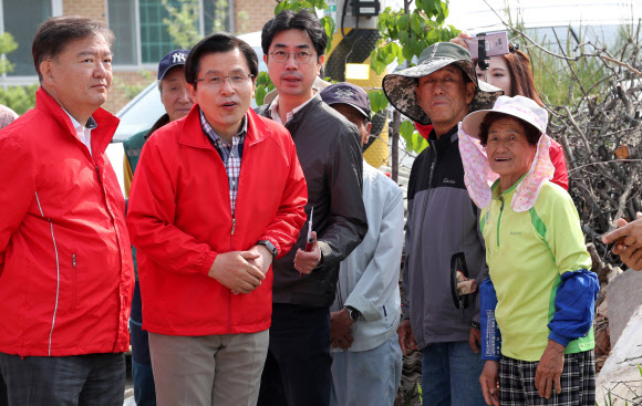 자유한국당 황교안 대표가 14일 오전 충북 제천시 무도2리 고추밭에서 봉사활동에 앞서 농민들과 인사하고 있다. 2019.5.14  연합뉴스