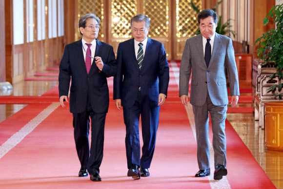 문재인 대통령이 14일 오전 청와대에서 열린 국무회의에 이낙연 국무총리, 노영민 비서실장과 입장하고 있다. 2019.5.14  연합뉴스