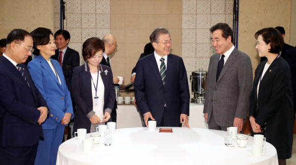 문재인 대통령이 14일 오전 청와대 국무회의 전 열린 차담회에서 이낙연 국무총리 등 국무위원들과 대화하고 있다.  왼쪽부터 홍남기 경제부총리 겸 기획재정부 장관, 박영선 중소벤처기업부 장관, 진선미 여성가족부 장관, 문 대통령, 이 총리, 유은혜 사회부총리 겸 교육부 장관. 2019.5.14  연합뉴스