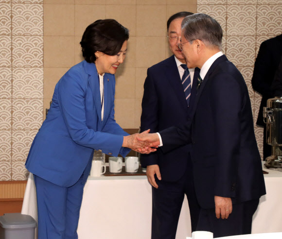 문재인 대통령이 14일 오전 청와대에서 국무회의 전 박영선 중소벤처기업부 장관과 악수하고 있다. 2019.5.14  연합뉴스