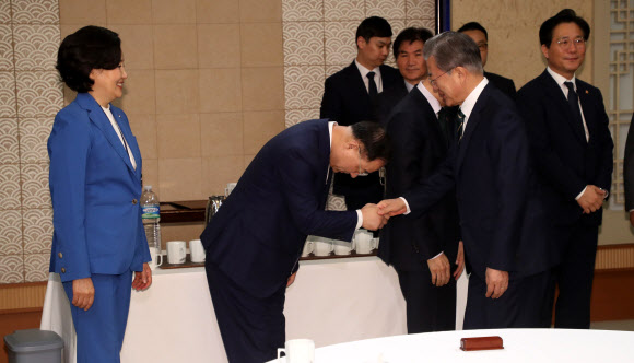 문재인 대통령이 14일 오전 청와대에서 국무회의 전 홍남기 경제부총리와 악수하고 있다. 2019.5.14  연합뉴스