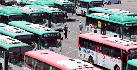 버스 파업 예정일을 하루 앞둔 14일 경기도 고양시 대화공영차고지에 버스들이 주차되어 있다. 2019. 5. 14  정연호 기자 tpgod@seoul.co.kr
