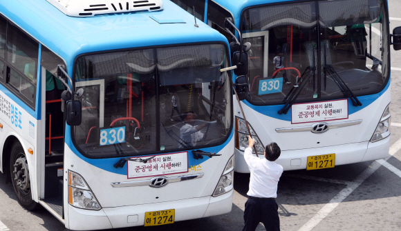 버스 파업 예정일을 하루 앞둔 14일 경기도 고양시 대화공영차고지에 버스들이 주차되어 있다. 2019. 5. 14 정연호 기자 tpgod@seoul.co.kr