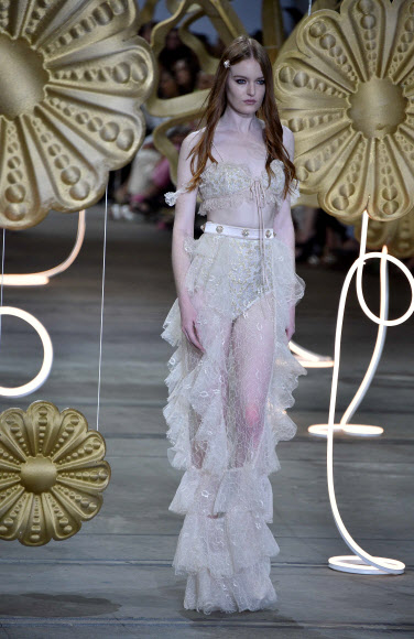 모델이 14일(현지시간) 호주 시드니에서 열린 ‘호주 메르세데스 벤츠 패션 위크’중 디자이너 앨리스 맥콜(Alice McCall)의 컬렉션을 선보이고 있다. AFP 연합뉴스