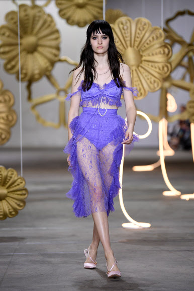 모델이 14일(현지시간) 호주 시드니에서 열린 ‘호주 메르세데스 벤츠 패션 위크’중 디자이너 앨리스 맥콜(Alice McCall)의 컬렉션을 선보이고 있다. EPA 연합뉴스