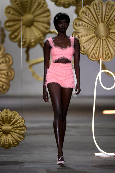 모델이 14일(현지시간) 호주 시드니에서 열린 ‘호주 메르세데스 벤츠 패션 위크’중 디자이너 앨리스 맥콜(Alice McCall)의 컬렉션을 선보이고 있다. EPA 연합뉴스