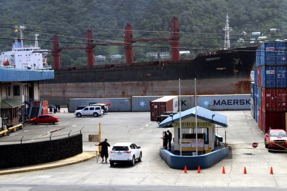 지난 11일 미국령 사모아의 수도 파고파고 항구에 예인된 북한 화물선 와이즈 아니스트 호의 모습. 파고파고 AP 연합뉴스 