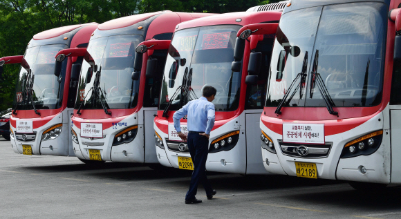 버스 파업 예정일을 하루 앞둔 14일 경기도 하남시공영차고지에서 한 버스기사가 차량정비를 하고 있다. 2019. 5. 14  정연호 기자 tpgod@seoul.co.kr