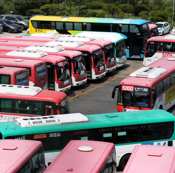 주 52시간제 도입과 준공영제 등에 따른 임금 조정문제를 둘러싼 사용자 측과 갈등으로 인한 경기도 15개 버스업체 노조 파업을 하루 앞둔 14일 오후 경기도 용인시 한 버스회사 차고지에 버스들이 서 있다. 2019.5.14  연합뉴스