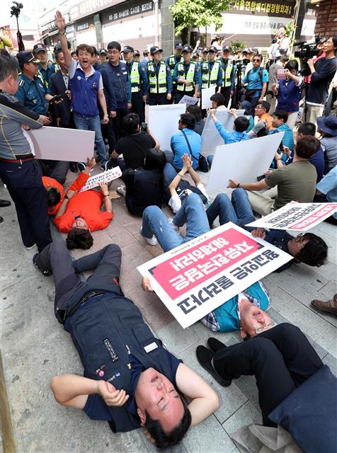 민주노총 충북본부 소속 회원 등이 14일 오후 황교안 자유한국당 대표와 청주시학교운영위원협의회의 간담회가 진행되고 있는 충북 청주시 상당구의 한 카페 앞에서 기습 시위를 벌이고 있다. 2019.5.14 뉴스1