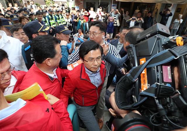 황교안 자유한국당 대표가 14일 오후 충북 청주시 상당구의 한 카페에서 청주시학교운영위원협의회와 간담회를 갖기위해 이동하고 있다. 이날 황 대표 방문 현장에서는 민주노총 충북본부 소속 회원들이 기습 시위를 벌이기도 했다. 2019.5.14 뉴스1