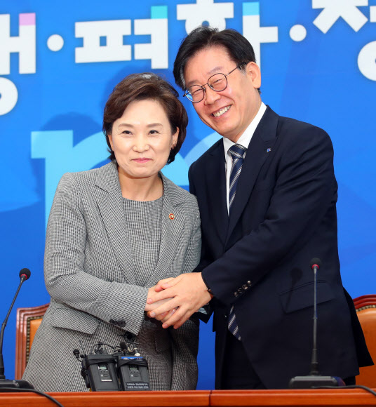 김현미 국토교통부 장관(왼쪽)과 이재명 경기도 지사가 14일 오후 여의도 국회 더불어민주당 당 대표 회의실에서 버스 파업과 관련해 이해찬 대표와 논의 후 브리핑을 마치고 손을 잡고 있다. 2019.5.14  연합뉴스