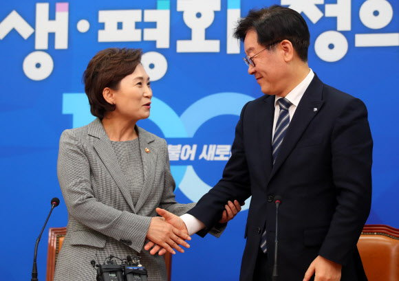 김현미 국토교통부 장관(왼쪽)과 이재명 경기도 지사가 14일 오후 여의도 국회 더불어민주당 당 대표 회의실에서 버스 파업과 관련해 이해찬 대표와 논의 후 브리핑을 마치고 손을 잡고 있다. 2019.5.14  연합뉴스