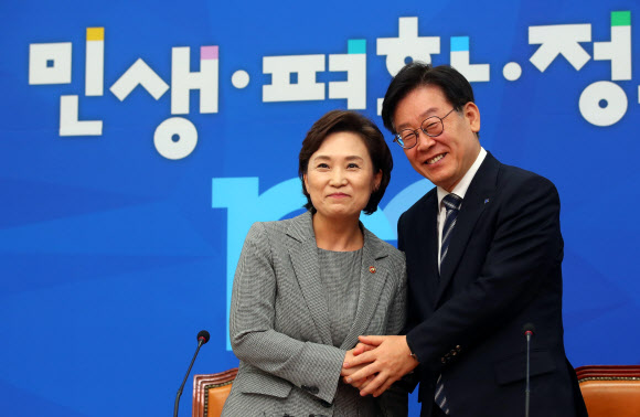 김현미 국토교통부 장관(왼쪽)과 이재명 경기도 지사가 14일 오후 여의도 국회 더불어민주당 당 대표 회의실에서 버스 파업과 관련해 이해찬 대표와 논의 후 브리핑을 마치고 손을 잡고 있다. 2019.5.14  연합뉴스