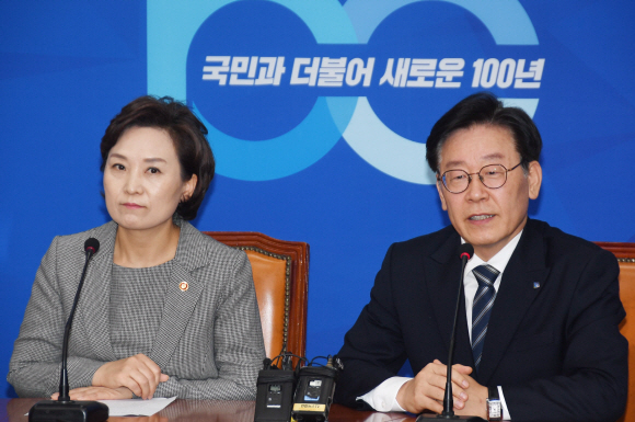 김현미 국토부장관과 이재명 경기도지사가 여의도 국회 더불어민주당 당대표실에서 버스파업관련 국토부와 경기도간의 합의내용을 브리핑하고 있다 . 2019.5.13.  김명국선임기자 daunso@seoul.co.kr