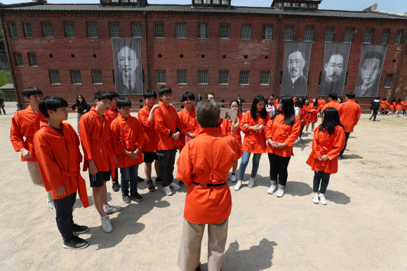 14일 오후 서울 서대문구 서대문형무소에서 ‘서울 역사 올레길’ 특별교육프로그램에 참가한 언북중학교 학생들이 관계자의 설명을 듣고 있다. 3·1운동 및 대한민국임시정부 수립 100주년을 맞이해 올해 3월 서울시교육청·서대문형무소역사관·대한민국역사박물관·서울역사박물관은 근·현대사 학교 교육과 연계된 특별 프로그램 운영을 위한 양해각서를 체결해 서울 역사 올레길을 이번 달까지 운영한다. 2019.5.14  연합뉴스
