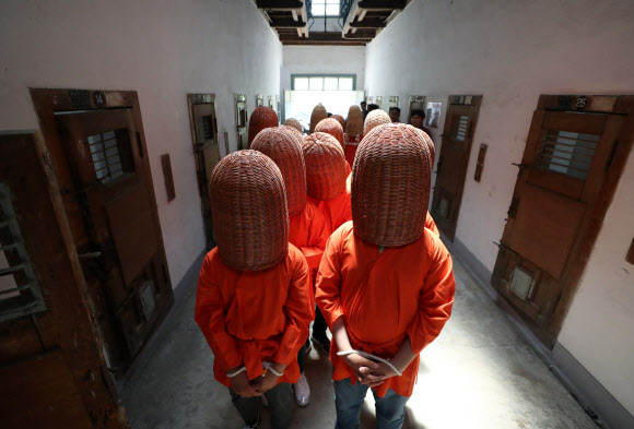 14일 오후 서울 서대문구 서대문형무소에서 열린 ‘서울 역사 올레길’ 특별교육프로그램에 참가한 언북중학교 학생들이 수감 체험을 위해 용수를 쓰고 옥사로 향하고 있다.  3·1운동 및 대한민국임시정부 수립 100주년을 맞이해 올해 3월 서울시교육청·서대문형무소역사관·대한민국역사박물관·서울역사박물관은 근·현대사 학교 교육과 연계된 특별 프로그램 운영을 위한 양해각서를 체결해 서울 역사 올레길을 이번 달까지 운영한다. 2019.5.14  연합뉴스