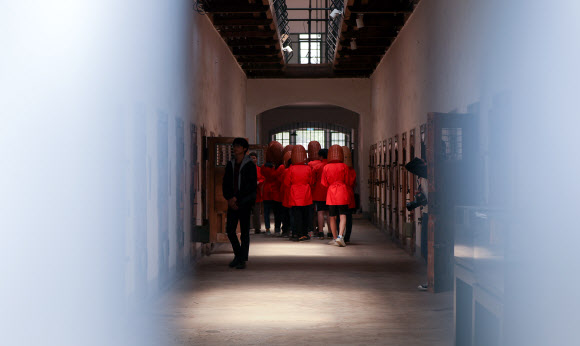 14일 오후 서울 서대문구 서대문형무소에서 열린 ‘서울 역사 올레길’ 특별교육프로그램에 참가한 언북중학교 학생들이 수감 체험을 위해 용수를 쓰고 옥사로 향하고 있다.   3·1운동 및 대한민국임시정부 수립 100주년을 맞이해 올해 3월 서울시교육청·서대문형무소역사관·대한민국역사박물관·서울역사박물관은 근·현대사 학교 교육과 연계된 특별 프로그램 운영을 위한 양해각서를 체결해 서울 역사 올레길을 이번 달까지 운영한다. 2019.5.14  연합뉴스