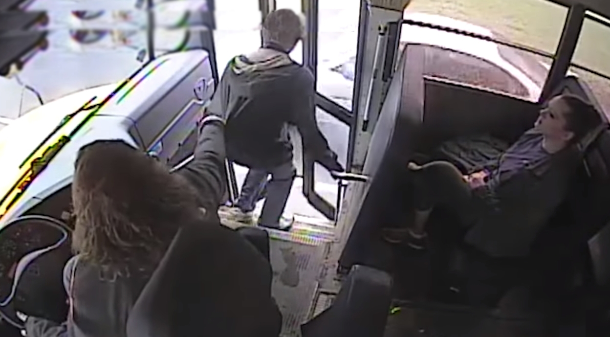 놀라운 순발력으로 버스에서 내리려는 학생의 생명을 구한 버스 운전사(유튜브 영상 캡처)