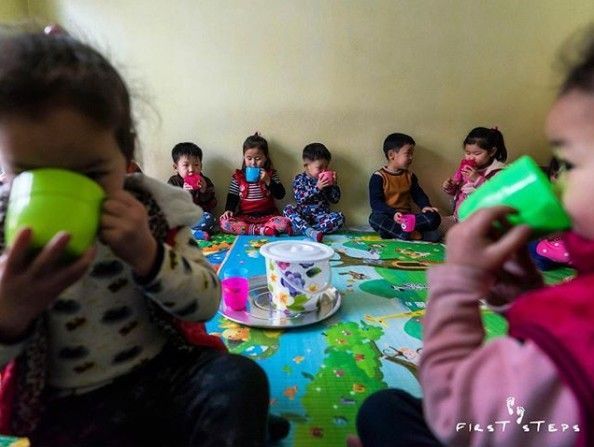 지난 3월 북한 강원도 원산에 있는 한 탁아소 어린이들이 캐나다 민 대북 지원 단체 퍼스트스텝스가 제공한 두유를 마시고 있다. 퍼스트스텝스 제공 