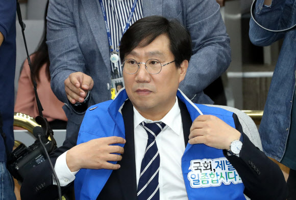 더불어민주당 양정철 민주연구원장이 15일 오전 국회에서 열린 확대간부회의에서 당 조끼를 입고 있다. 2019.5.15  연합뉴스