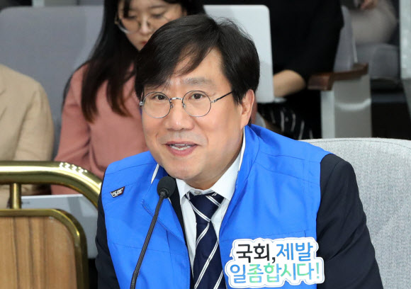 15일 오전 국회에서 열린 더불어민주당 확대간부회의에 처음으로 참석한 양정철 민주연구원장이 인사말을 하고 있다. 2019.5.15  연합뉴스