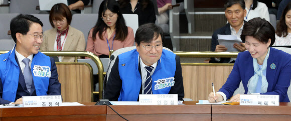 더불어민주당 양정철 민주연구원장이 15일 오전 국회에서 열린 확대간부회의에서 인사하고 있다. 2019.5.15  연합뉴스