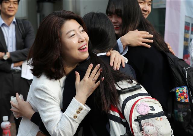 스승의날인 15일 오전 서울 동대문구 정화여자상업고등학교에서 선생님들이 등교하는 학생들과 포옹하며 사제의 정을 나누고 있다. 2019.5.15 뉴스1