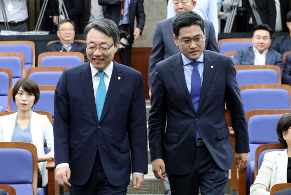 바른미래당 오신환 의원(오른쪽)과 김성식 의원이 15일 국회에서 열린 원내대표 선출 의원총회에 참석하고 있다. 2019.5.15  연합뉴스
