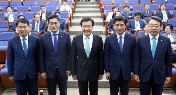 바른미래당 손학규 대표가 15일 국회에서 열린 원내대표 선출 의원총회에서 후보인 김성식, 오신환 의원과 투표에 앞서 기념촬영 하고 있다. 2019.5.15  연합뉴스