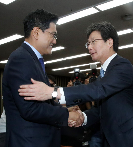 15일 국회에서 열린 바른미래당 원내대표 선출 의원총회에서 유승민 의원(오른쪽)이 원내대표로 선출된 오신환 의원에게 축하인사를 하고 있다. 2019.5.15  연합뉴스