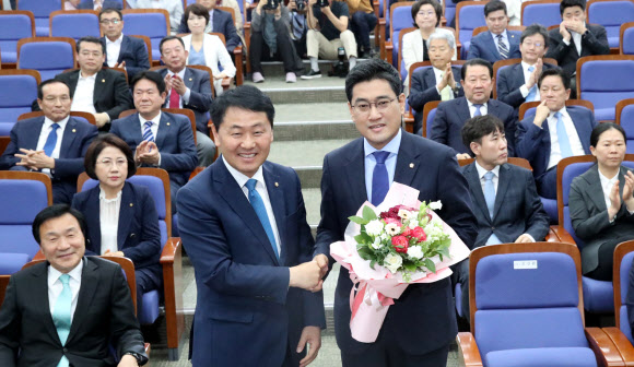 15일 국회에서 열린 바른미래당 원내대표 선출 의원총회에서 김관영 원내대표(왼쪽)가 오신환 신임 원내대표에게 꽃다발을 건네고 있다. 2019.5.15  연합뉴스
