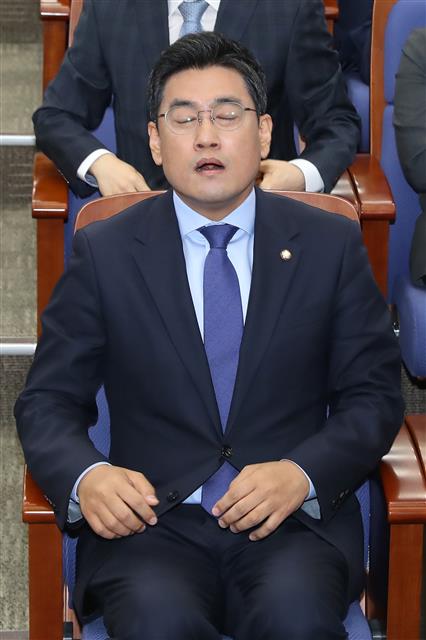 오신환 바른미래당 의원이 15일 오전 서울 여의도 국회에서 열린 의원총회에서 신임 원내대표로 당선되고 기뻐하고 있다. 2019.5.15 뉴스1