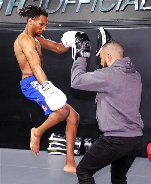 만수르 바르나위가 15일 오후 서울 청담동 압구정 로드짐에서 열린 로드FC 70kg 100만불 토너먼트 최종전 기자회견을 마친 후 공개 훈련을 하고 있다. 권아솔과 만수르는 이달 18일 제주 한라체육관에서 굽네몰 로드 FC 053 제주에서 맞대결을 펼친다. 2019.5.15 뉴스1