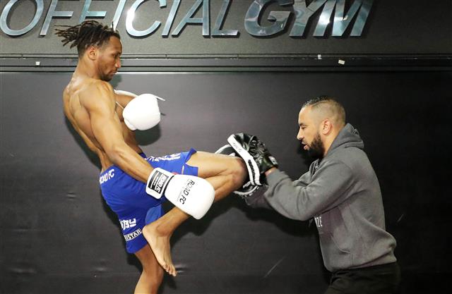 만수르 바르나위가 15일 오후 서울 청담동 압구정 로드짐에서 열린 로드FC 70kg 100만불 토너먼트 최종전 기자회견을 마친 후 공개 훈련을 하고 있다. 권아솔과 만수르는 이달 18일 제주 한라체육관에서 굽네몰 로드 FC 053 제주에서 맞대결을 펼친다. 2019.5.15 뉴스1