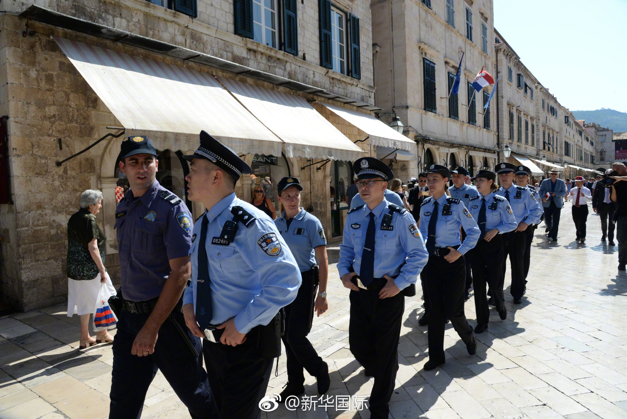 중국 경찰이 크로아티아 경찰과 합동으로 관광지를 순찰하고 있다. 출처: 바이두