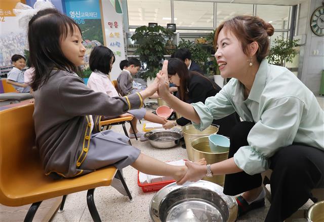 스승의 날인 15일 오전 대구 동구 봉무동 영신초등학교에서 열린 ‘사랑의 세족식’에서 1학년 담임 교사들이 학생의 발을 씻어주고 있다. 제자 섬김을 몸소 실천하고 학생을 사랑과 정성으로 가르칠 것을 다짐하는 영신초 사랑의 세족식은 10년째 계속되고 있다. 2019.5.15 뉴스1