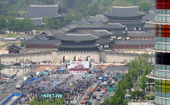 서울개인택시운송사업조합 소속 택시기사들이 15일 오후 서울 종로구 광화문 광장에서 집회를 열고 ‘타다’ 퇴출을 촉구하고 있다. 2019.5.15  연합뉴스