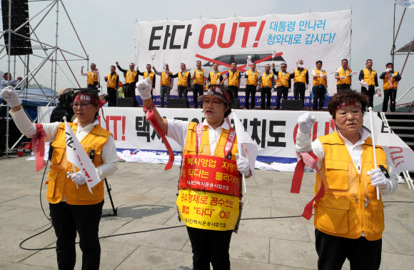 서울개인택시운송사업조합 소속 택시기사들이 15일 오후 서울 종로구 광화문 광장에서 열린 ‘타다 퇴출’ 집회에서 구호를 외치고 있다. 2019.5.15  연합뉴스