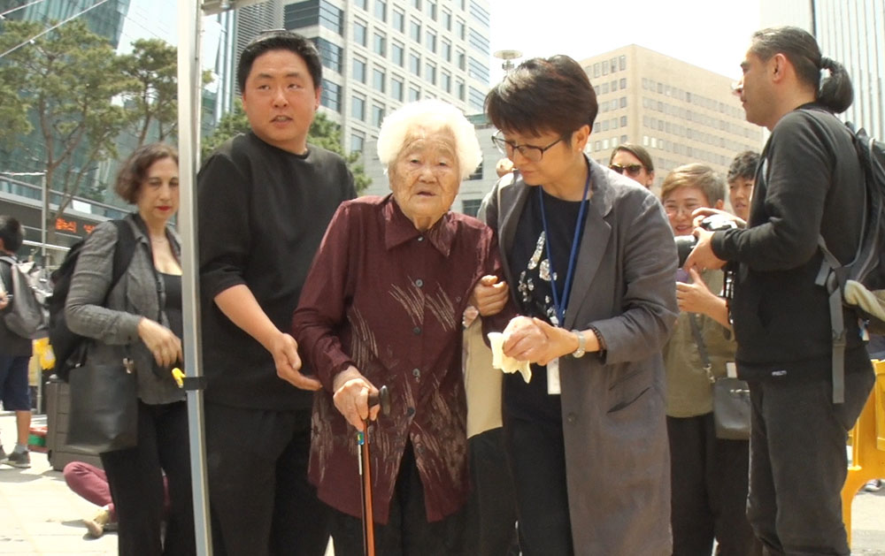 15일 정오 서울 종로구 옛 일본대사관 앞에서 열린 제1387회 수요집회에 참석한 이옥선 할머니.