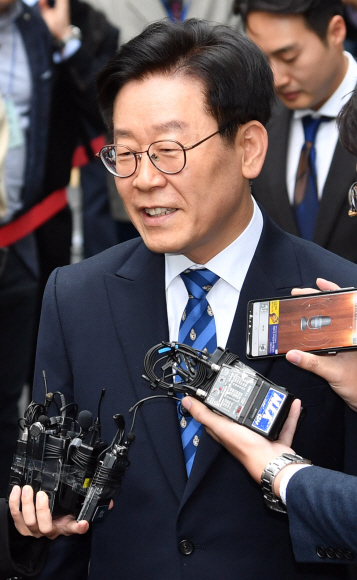 이재명 경기지사가 지난달 25일 수원지법 성남지원에서 열린 재판을 받기위해 법정에 들어서고 있다.                    연합뉴스