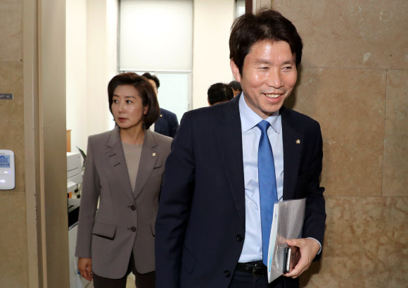 더불어민주당 이인영 원내대표(오른쪽)와 자유한국당 나경원 원내대표가 15일 오후 국회 운영위원장실에서 회동을 마친 뒤 나오고 있다. 2019.5.15  연합뉴스