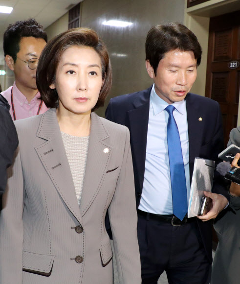 더불어민주당 이인영 원내대표(오른쪽)와 자유한국당 나경원 원내대표가 15일 오후 국회 운영위원장실에서 회동을 마친 뒤 취재진의 질문을 받으며 이동하고 있다. 2019.5.15  연합뉴스