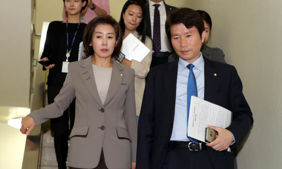 더불어민주당 이인영 원내대표(오른쪽)와 자유한국당 나경원 원내대표가 15일 오후 국회 운영위원장실에서 회동을 마친 뒤 취재진의 질문을 받으며 이동하고 있다. 2019.5.15  연합뉴스
