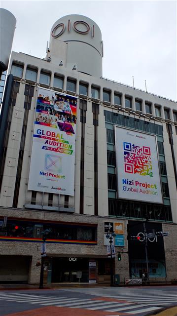 JYP엔터테인먼트가 일본 아이돌 그룹 데뷔를 목표로 진행 중인 ‘니지 프로젝트’의 오디션 광고가 걸린 도쿄 마루이백화점의 모습. <br>니지 프로젝트 트위터 계정 캡처