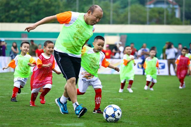 박항서 베트남 축구대표팀 감독이 베트남 뚜엔꽝성 지역 소외 아동들과 미니 축구 경기를 하고 있다.
