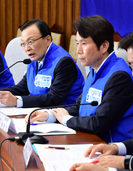 더불어민주당 이해찬 대표(왼쪽)와 이인영 원내대표가 15일 국회에서 열린 확대간부회의에서 발언하고 있다. 정연호 기자 tpod@seoul.co.kr