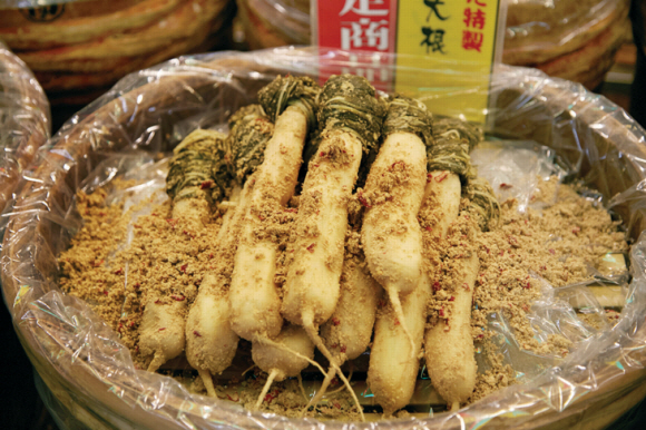 소금에만 절인 쓰케모노가 있는 반면 된장이나 쌀겨, 간장, 사케 등에 절여 맛과 향을 가미한 쓰케모노도 있다.